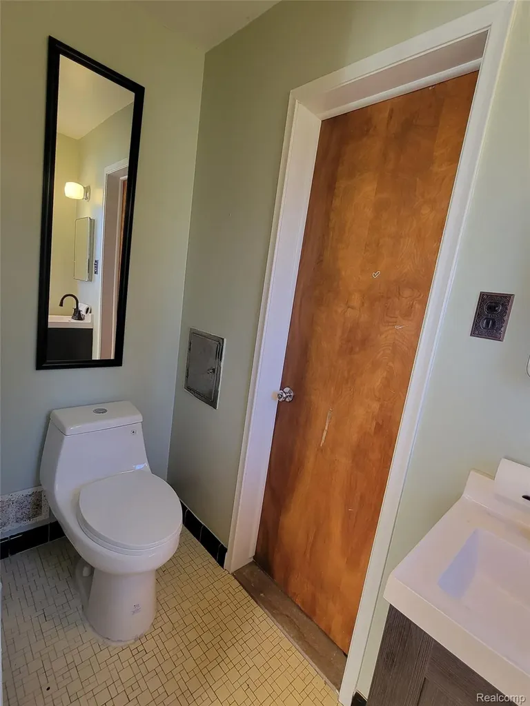 3039 Pearl Avenue Warren City MI 48091
