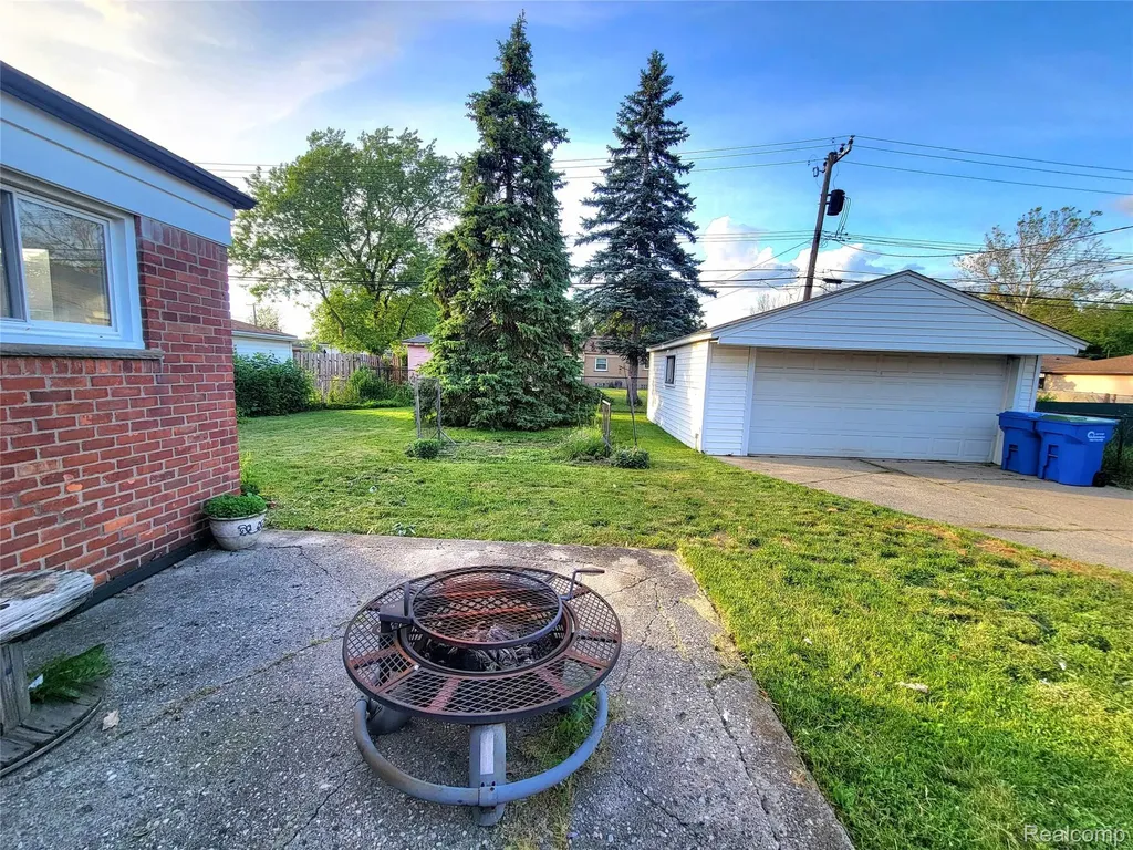 3039 Pearl Avenue Warren City MI 48091