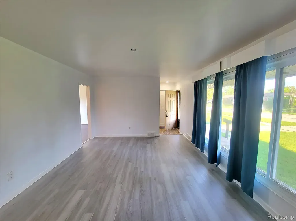 3039 Pearl Avenue Warren City MI 48091