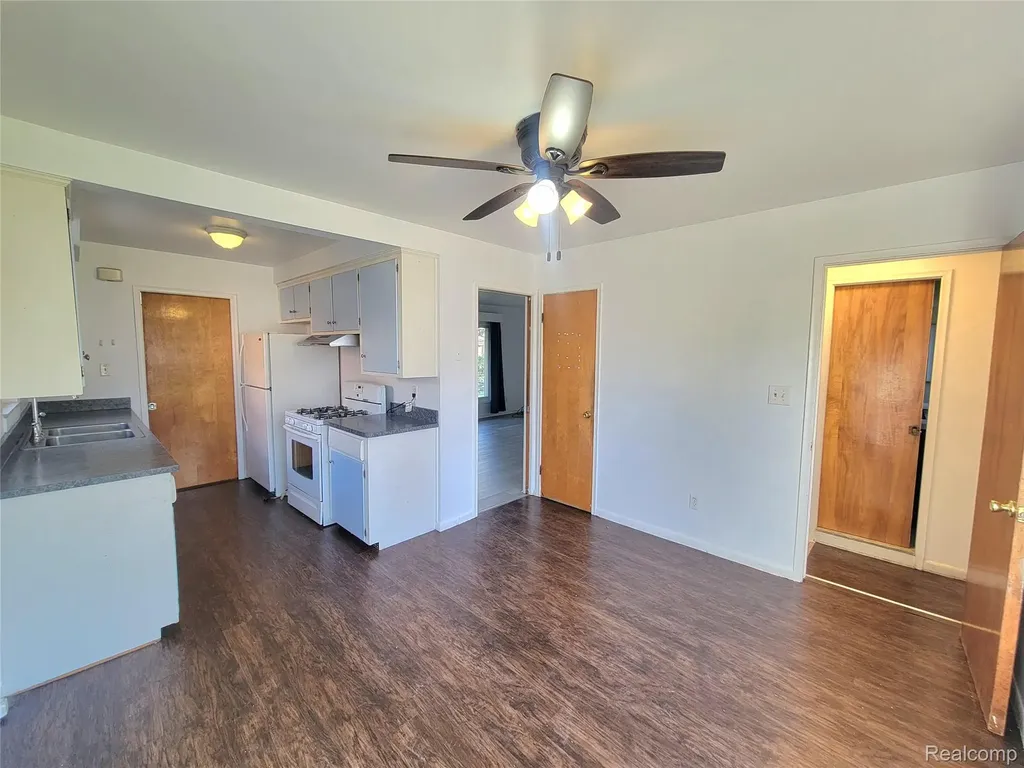 3039 Pearl Avenue Warren City MI 48091