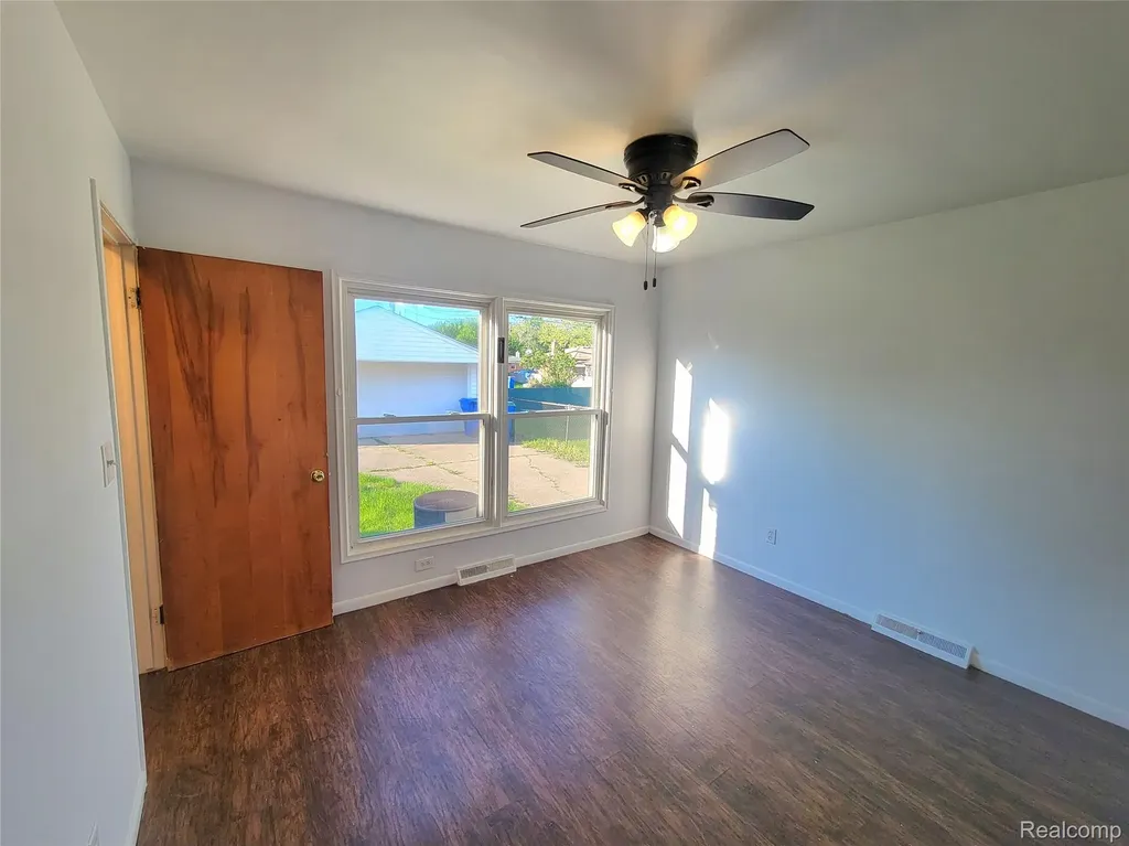 3039 Pearl Avenue Warren City MI 48091