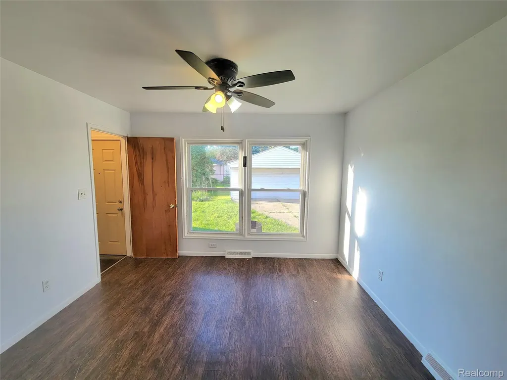 3039 Pearl Avenue Warren City MI 48091