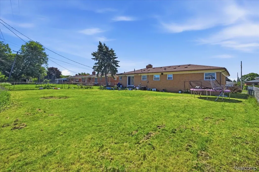 8565 Potomac Street Center Line City MI 48015
