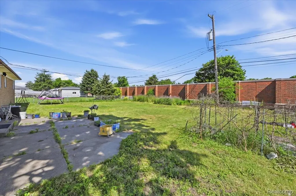 8565 Potomac Street Center Line City MI 48015