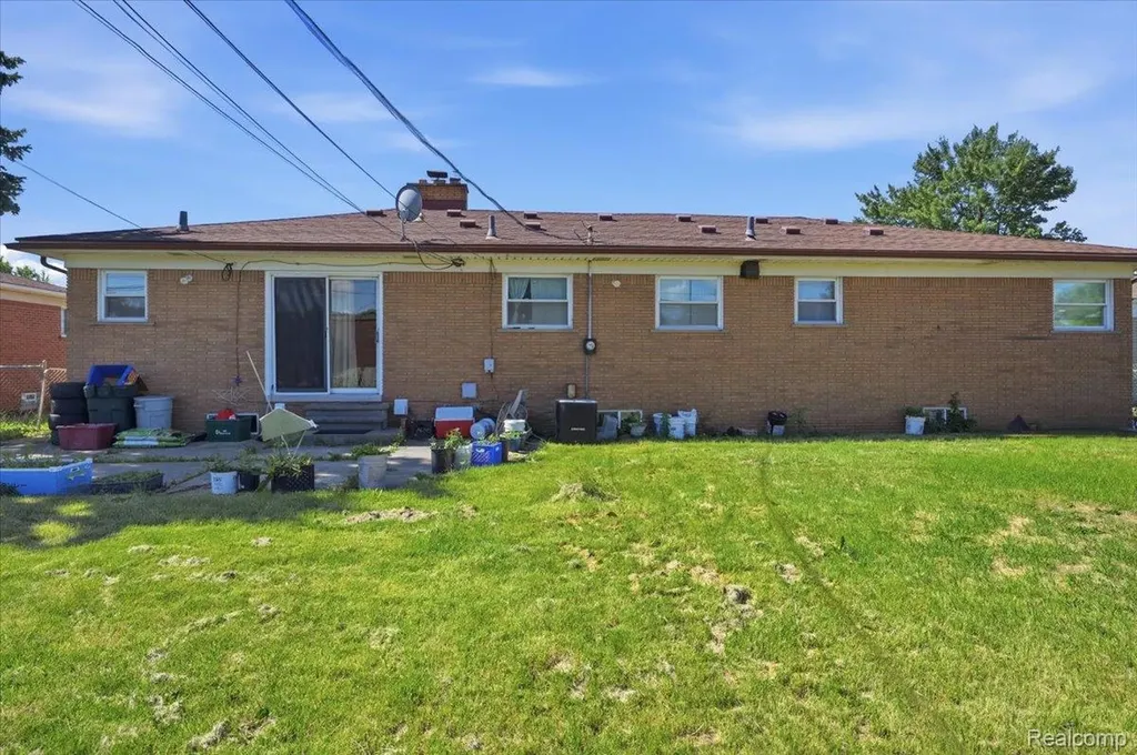 8565 Potomac Street Center Line City MI 48015