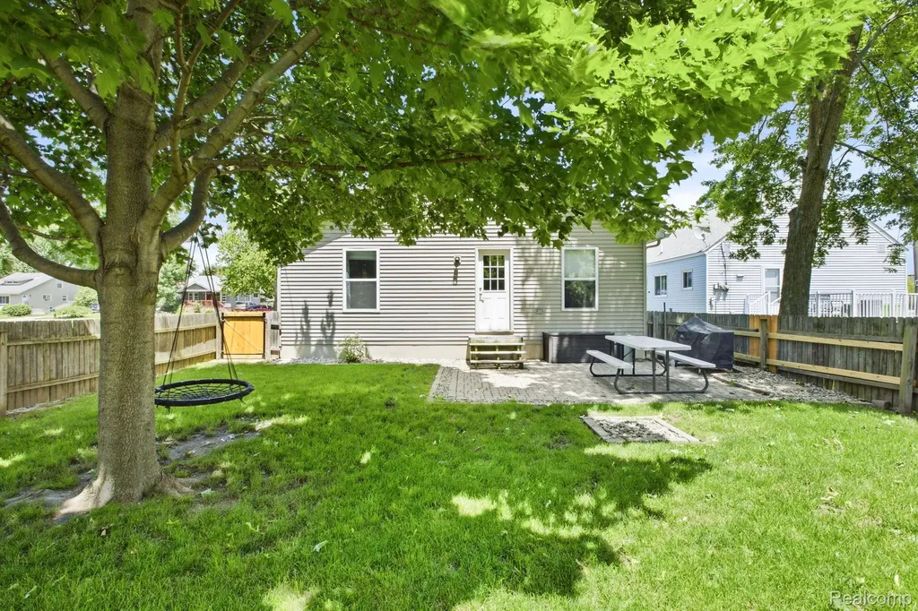 2504 John L Street Port Huron City MI 48060