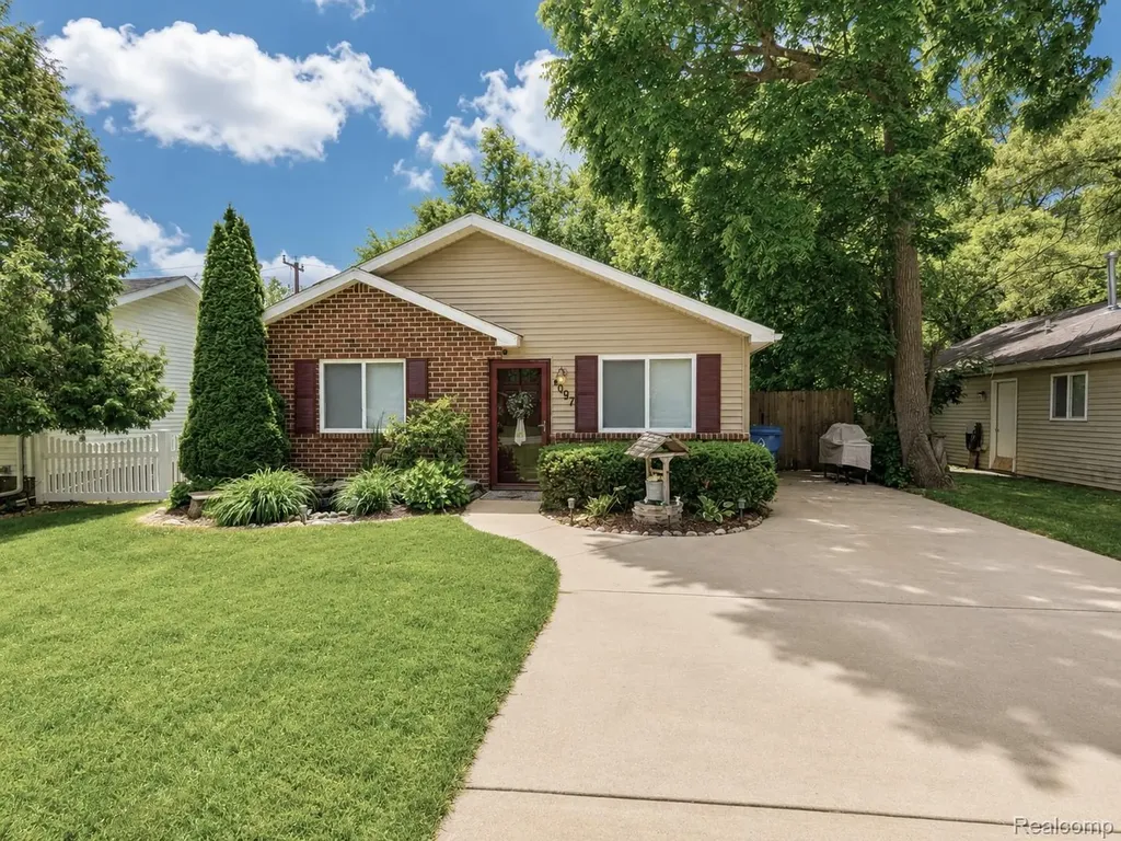 4097 Chenlot Lane Waterford Charter Township MI 48328