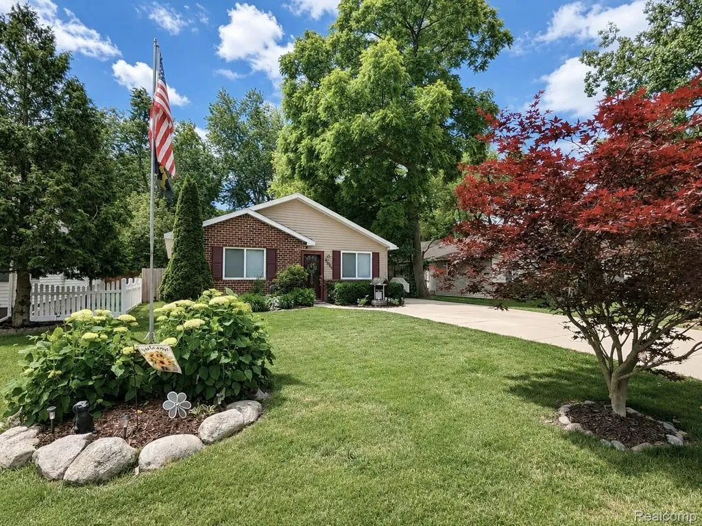 4097 Chenlot Lane Waterford Charter Township MI 48328