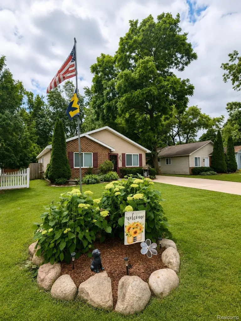4097 Chenlot Lane Waterford Charter Township MI 48328