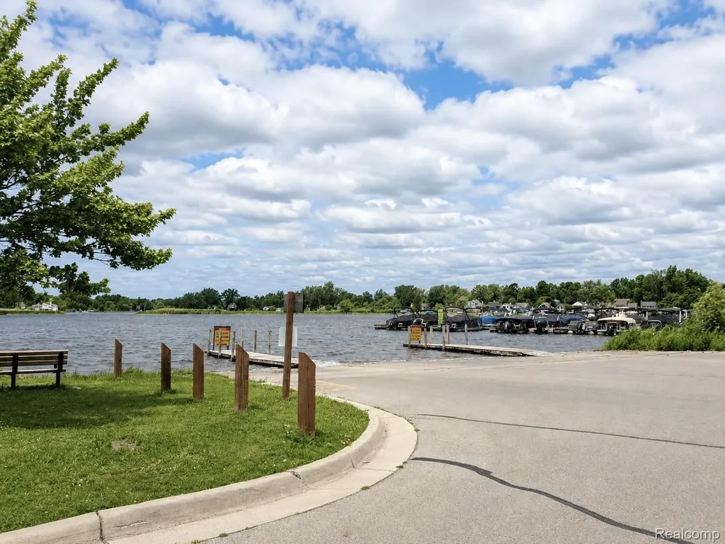 4097 Chenlot Lane Waterford Charter Township MI 48328