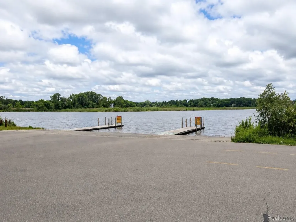 4097 Chenlot Lane Waterford Charter Township MI 48328
