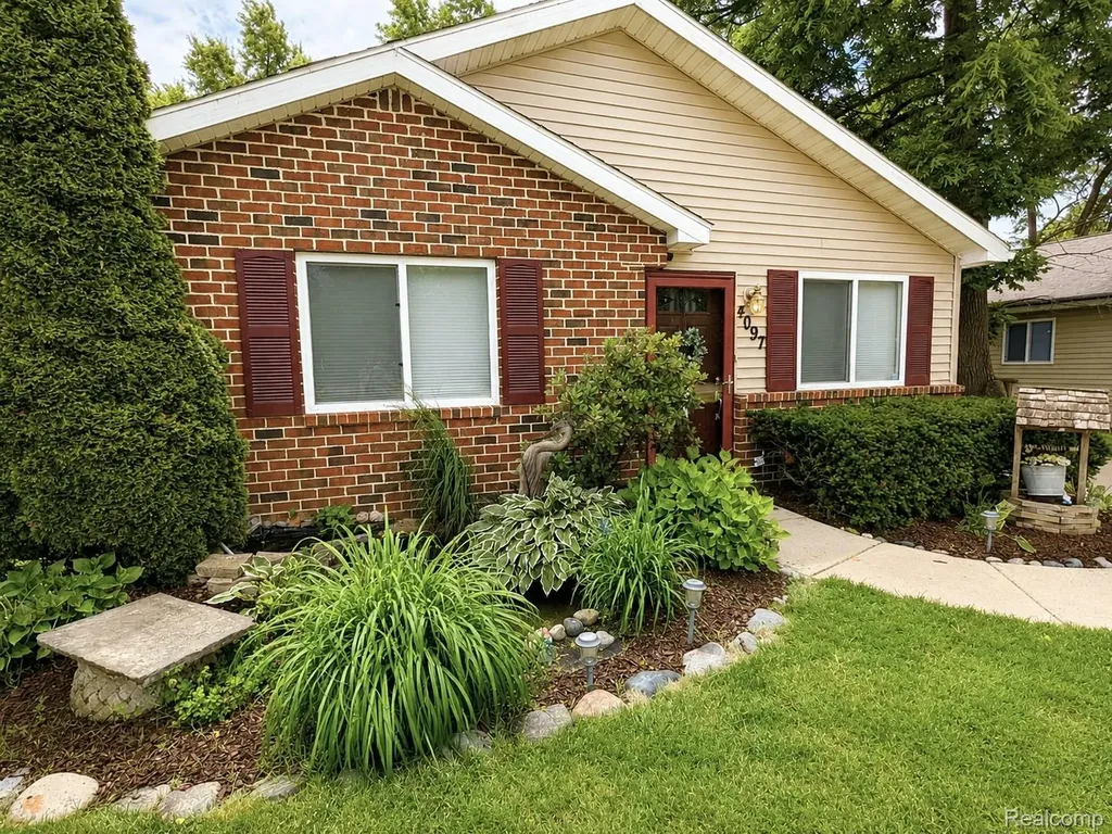4097 Chenlot Lane Waterford Charter Township MI 48328