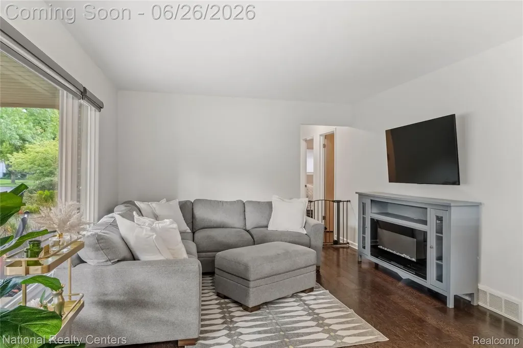 33112 Kirby Street Farmington City MI 48336
