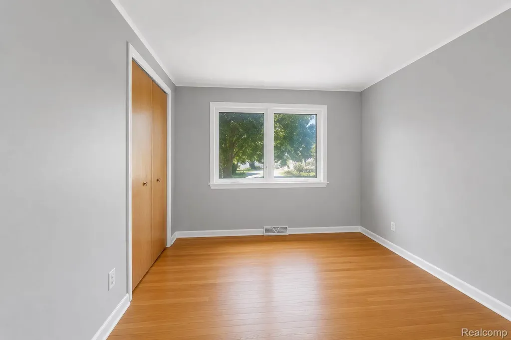 32229 Cambridge Drive Warren City MI 48093
