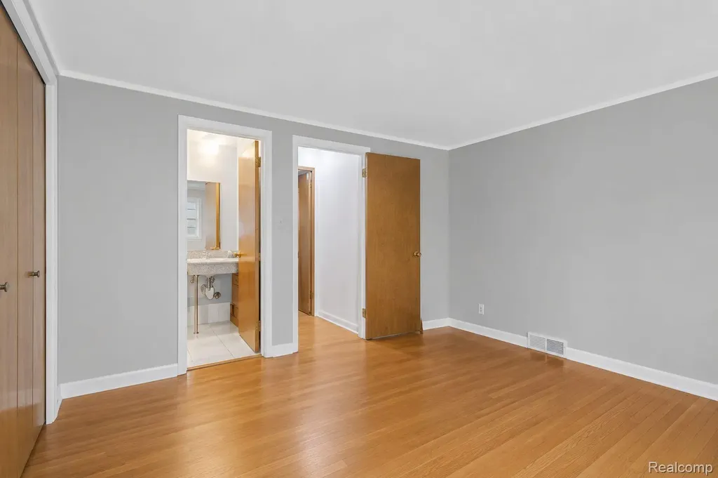 32229 Cambridge Drive Warren City MI 48093