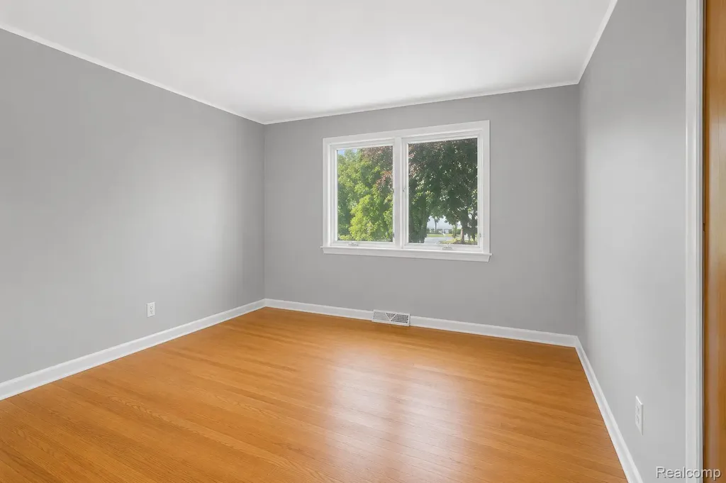 32229 Cambridge Drive Warren City MI 48093