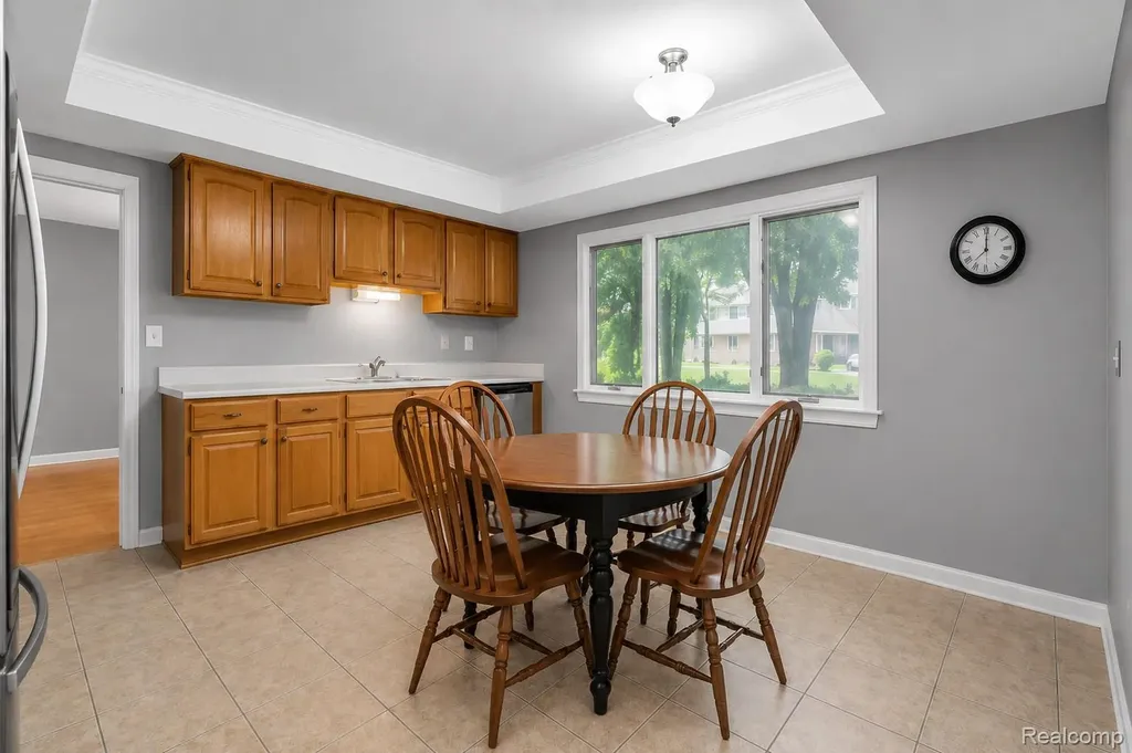 32229 Cambridge Drive Warren City MI 48093