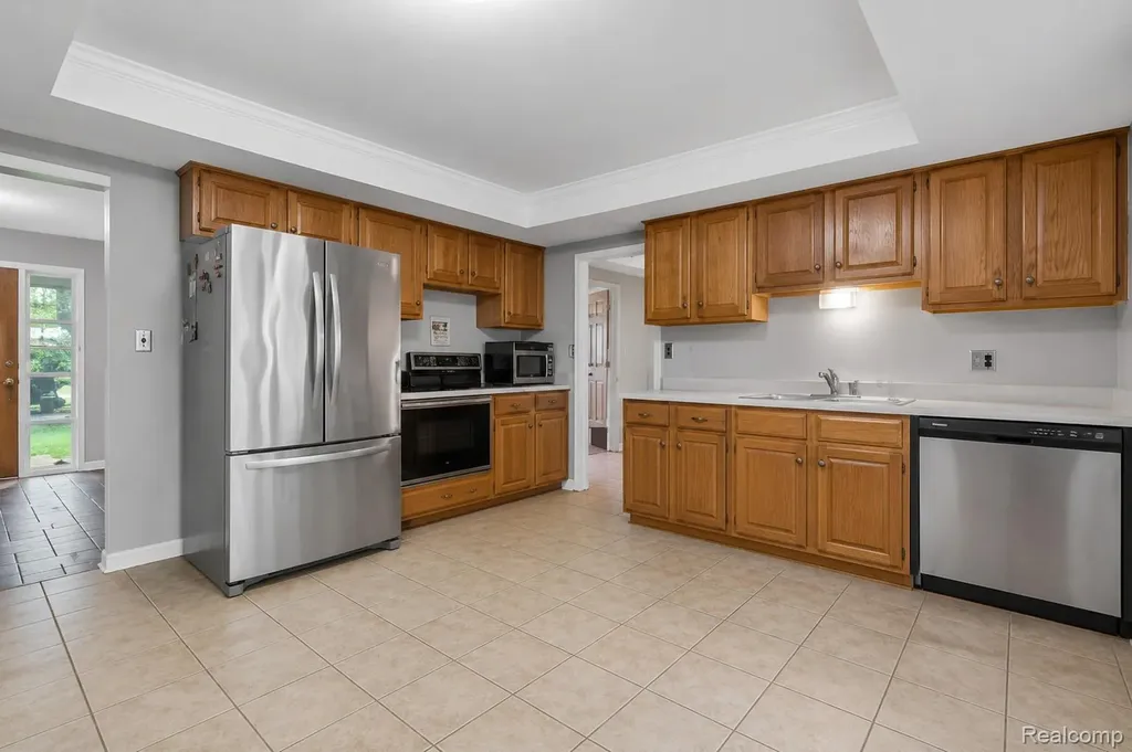 32229 Cambridge Drive Warren City MI 48093
