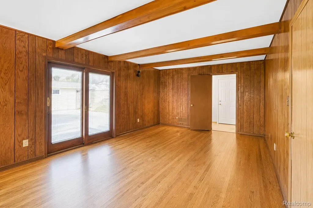 32229 Cambridge Drive Warren City MI 48093
