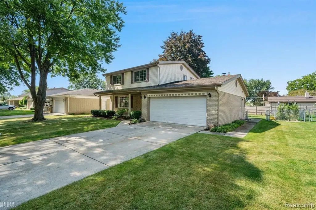 32229 Cambridge Drive Warren City MI 48093