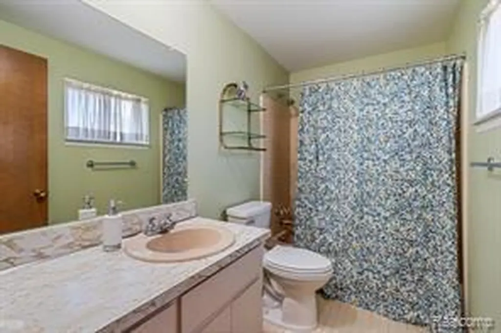 32229 Cambridge Drive Warren City MI 48093