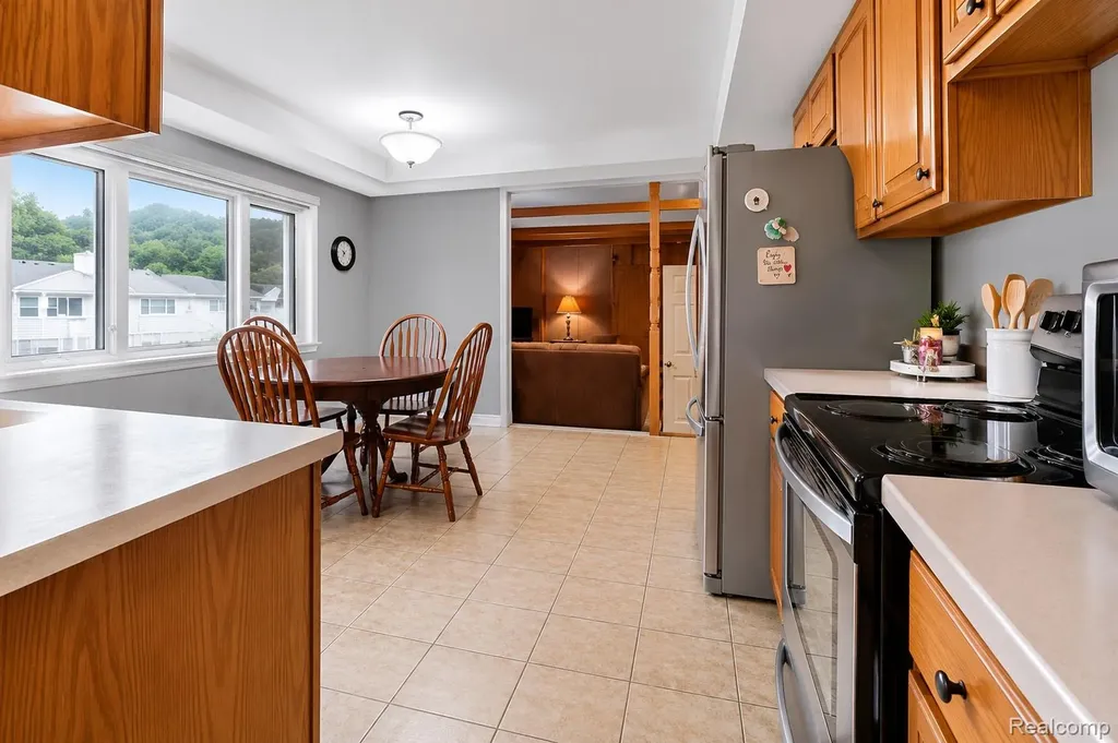 32229 Cambridge Drive Warren City MI 48093