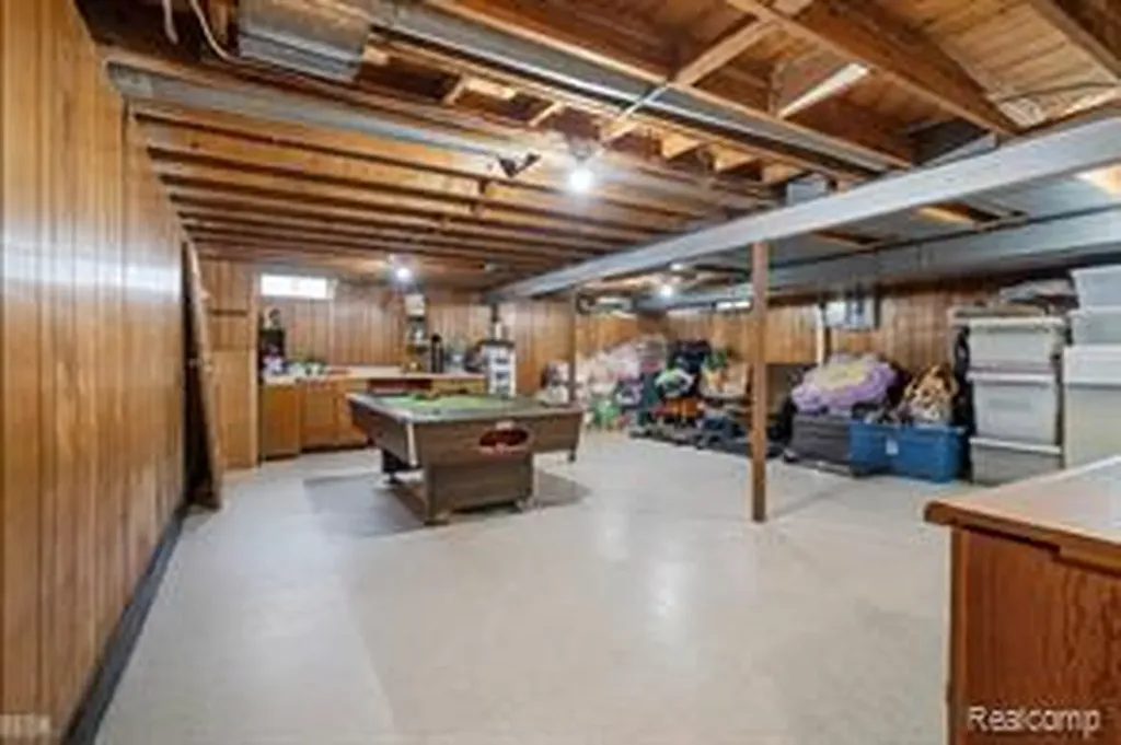 32229 Cambridge Drive Warren City MI 48093