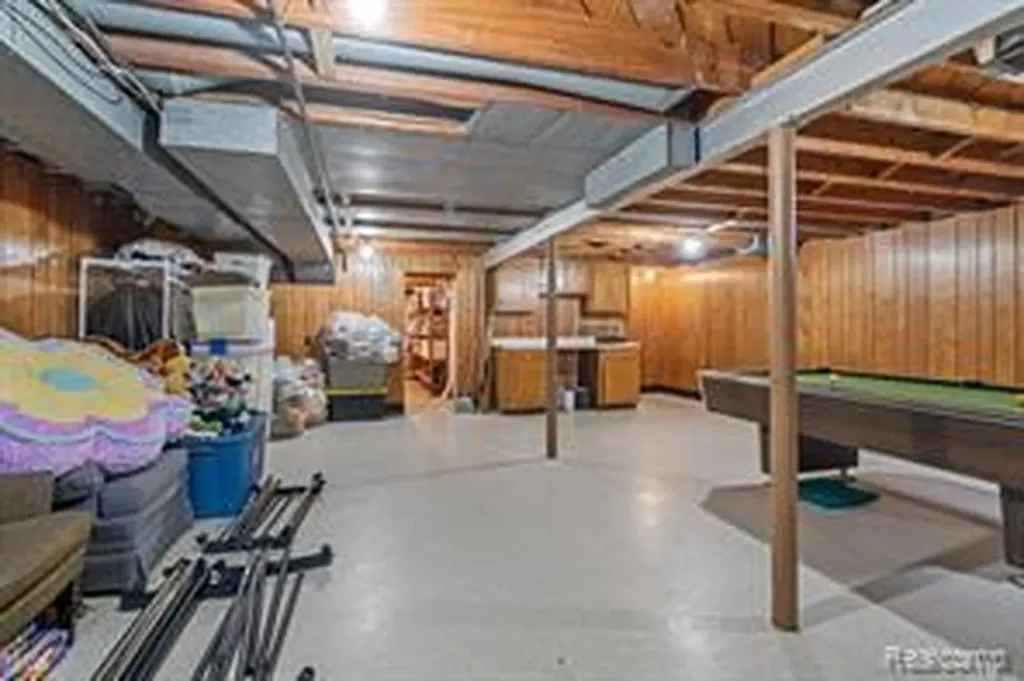 32229 Cambridge Drive Warren City MI 48093