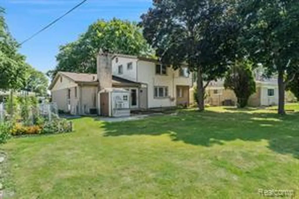 32229 Cambridge Drive Warren City MI 48093
