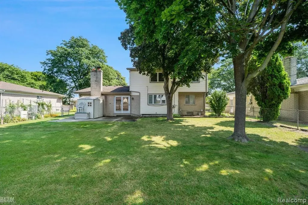 32229 Cambridge Drive Warren City MI 48093