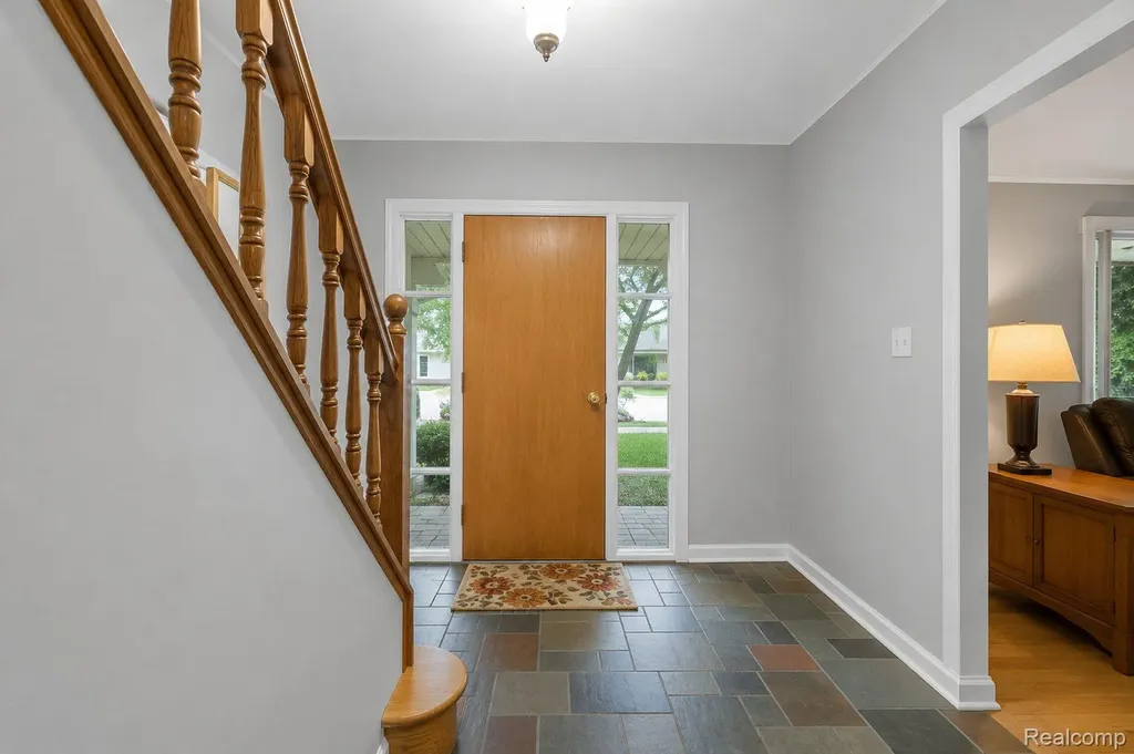 32229 Cambridge Drive Warren City MI 48093