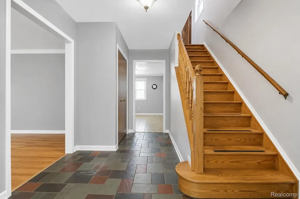 32229 Cambridge Drive Warren City MI 48093