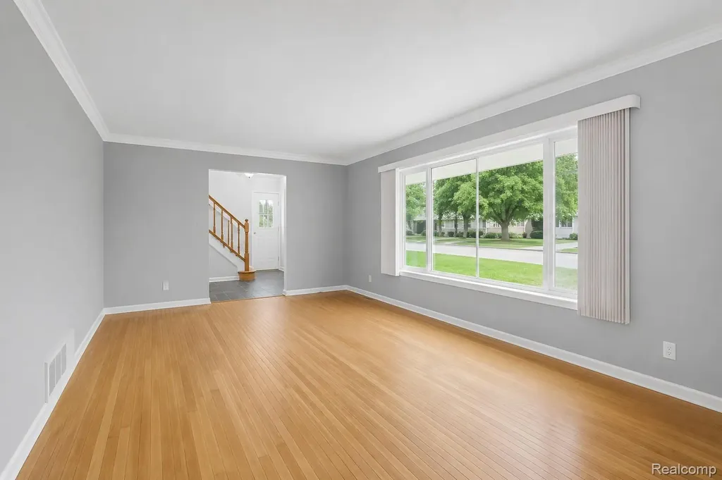 32229 Cambridge Drive Warren City MI 48093