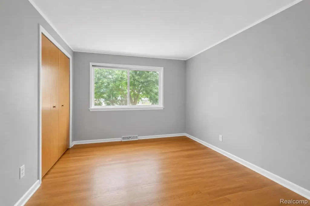 32229 Cambridge Drive Warren City MI 48093