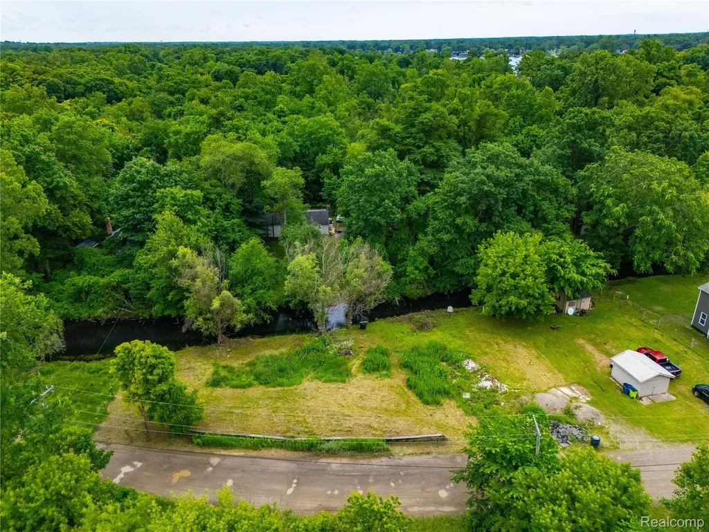 9731 Portage Trail White Lake Charter Township MI 48386