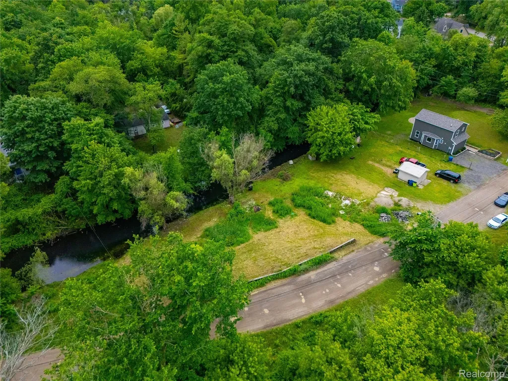 9731 Portage Trail White Lake Charter Township MI 48386