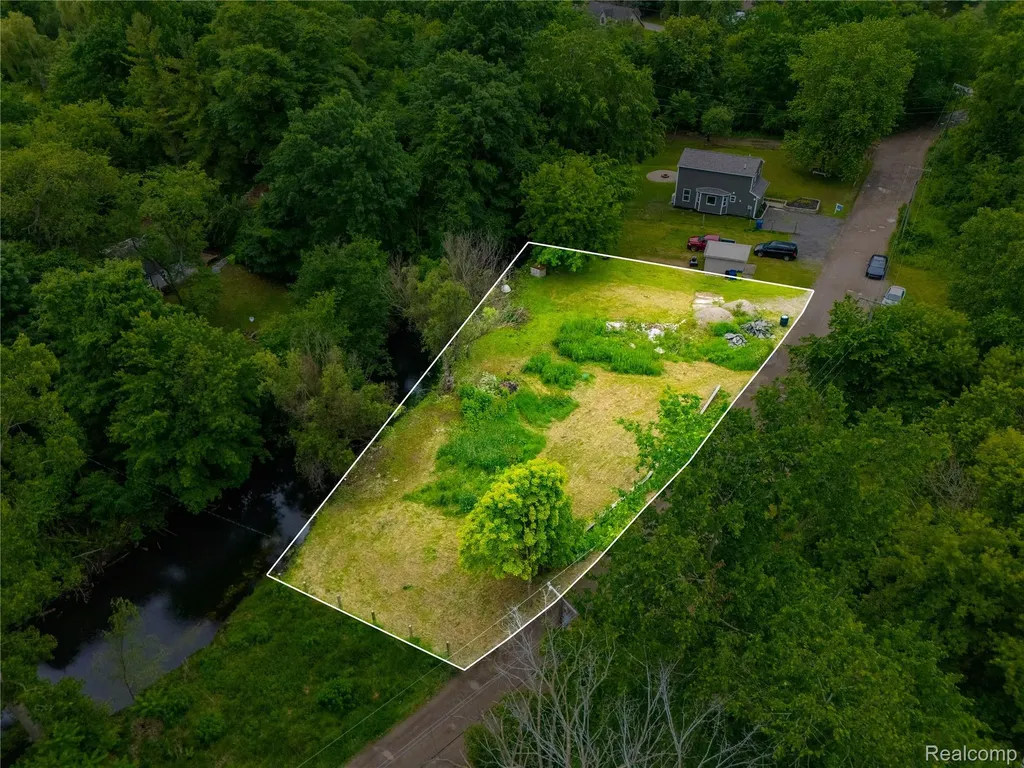 9731 Portage Trail White Lake Charter Township MI 48386