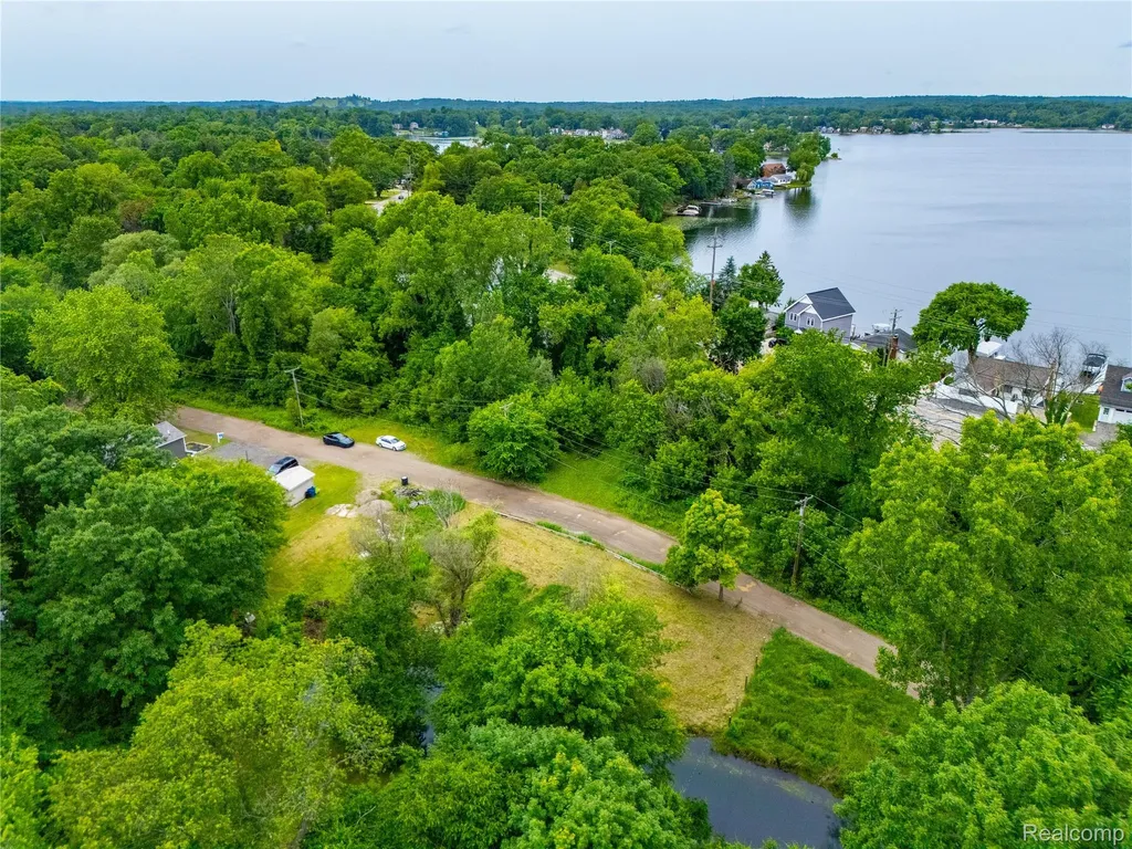 9731 Portage Trail White Lake Charter Township MI 48386