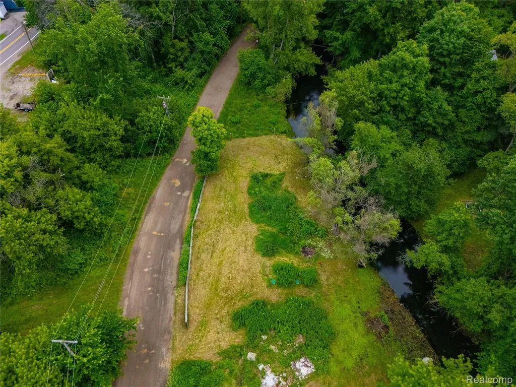 9731 Portage Trail White Lake Charter Township MI 48386