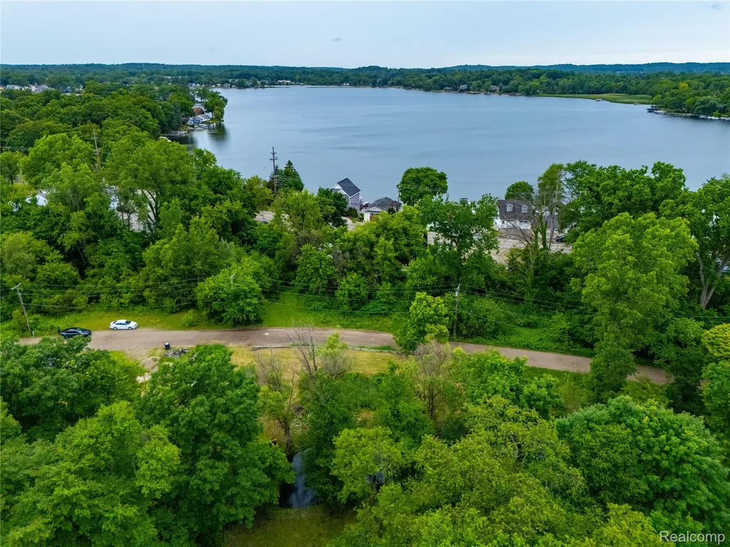 9731 Portage Trail White Lake Charter Township MI 48386