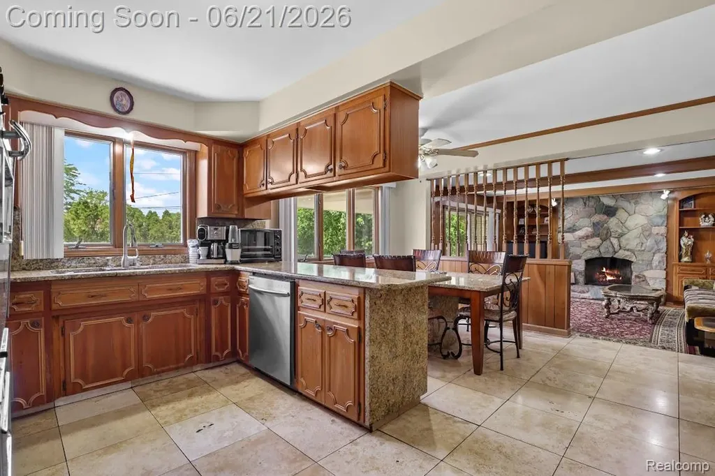 26449 Haverhill Drive Warren City MI 48091