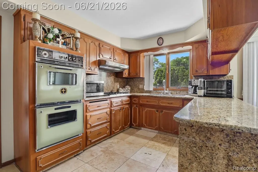 26449 Haverhill Drive Warren City MI 48091