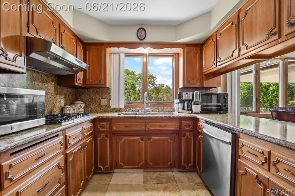 26449 Haverhill Drive Warren City MI 48091
