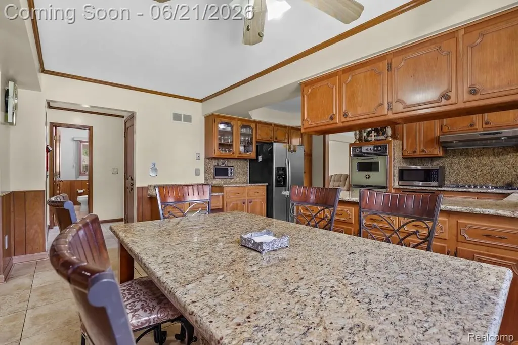 26449 Haverhill Drive Warren City MI 48091