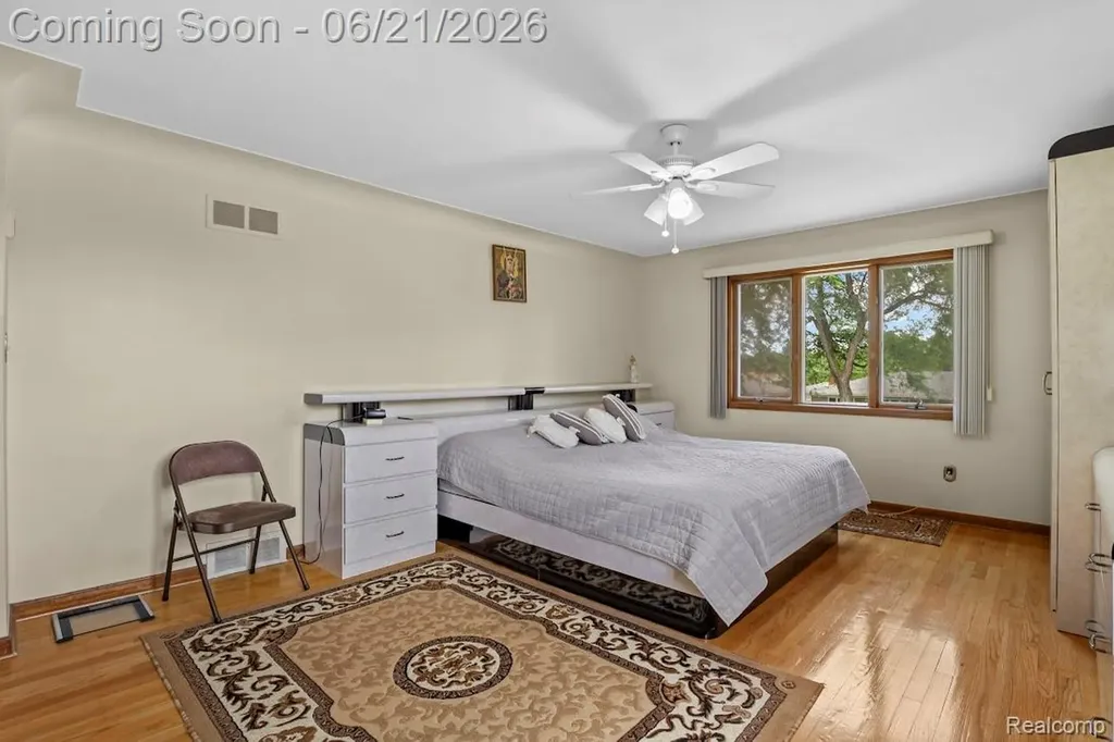 26449 Haverhill Drive Warren City MI 48091