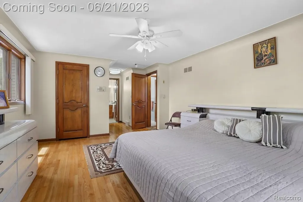 26449 Haverhill Drive Warren City MI 48091