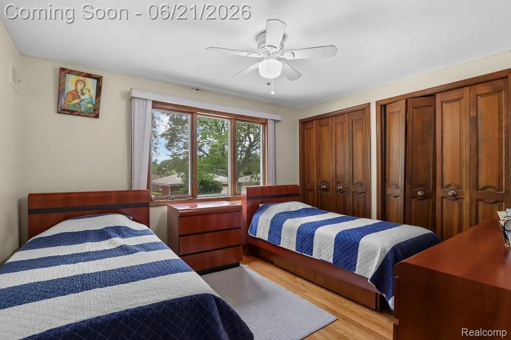 26449 Haverhill Drive Warren City MI 48091