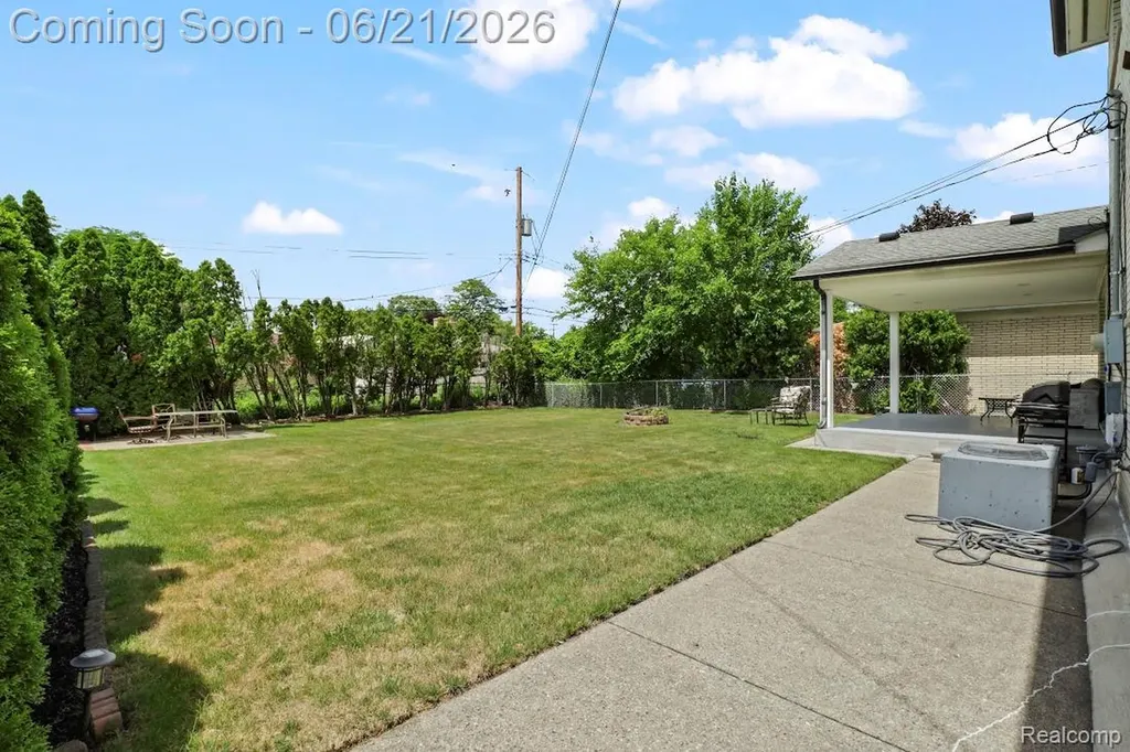 26449 Haverhill Drive Warren City MI 48091