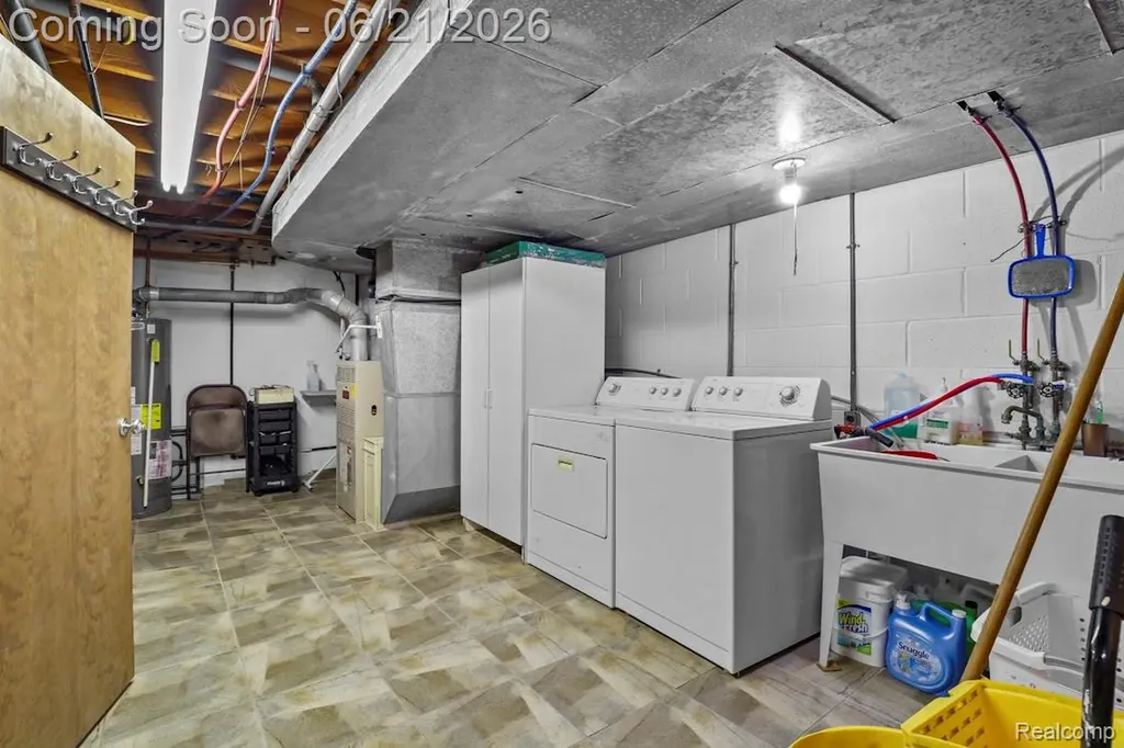 26449 Haverhill Drive Warren City MI 48091