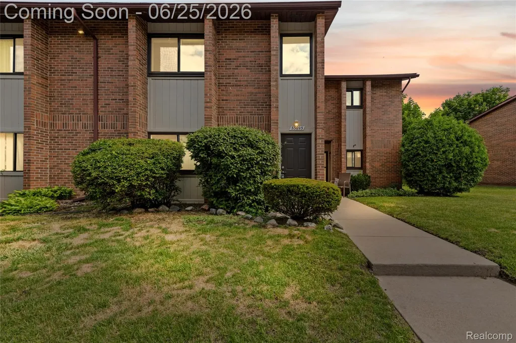 33693 Pondview Circle Livonia City MI 48152